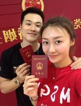 孟鐸在微博曬出與女朋友劉格婷手拿結婚證的照片