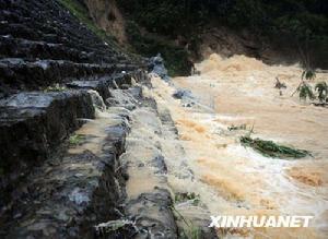 卡馬水庫大壩壩基正在滲水