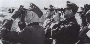 吉勒(左一)與“維京”師參謀人員視察前線
