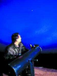 張大慶在黃河大堤上觀測彗星