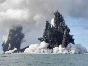 實拍海底火山噴發