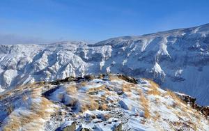 長白山[吉林省東北—西南走向山脈]