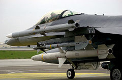 F-16上的AIM-9 AIM-120 AGM-88