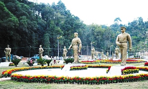 東蘭將軍園中矗立的張雲逸、韋拔群等17位將軍的銅像，供人們瞻仰