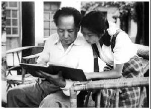 （圖）1951年夏，毛澤東和李敏一起翻看影集