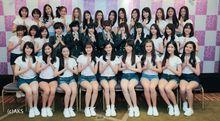 BNK48初代成員與AKB48（第2排中央6人）的紀念合影