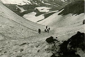 1943年5月，在阿圖島的美軍通過賈明隘口。他們的車輛不能通過島上的崎嶇地形。