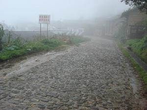 雲南省潞西市江東鄉仙仁洞村進村道路