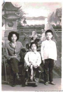 陳固雄（6歲那年即1979年）與媽媽、妹妹合影