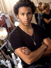 Corbin Bleu 飾 Isaac Taylor