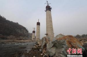 停建的宇松鐵路頭道松花江特大橋現場