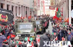 中國人民解放軍駐澳門部隊進入澳門，受到澳門同胞夾道歡迎。
