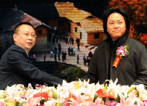 賈雲和韶山市長向敏簽約握手