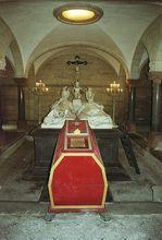斐迪南一世的靈柩，置於其父母的靈柩之前