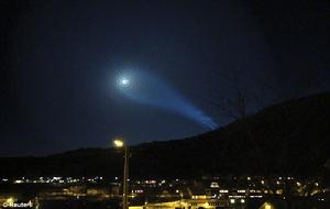 挪威北部特羅姆瑟市上空9日突然出現神秘的巨大螺鏇光圈