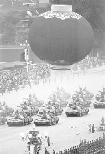新型主戰坦克方陣走過天安門廣場