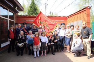 2015年5月9日在崔可夫元帥的孫子尼·崔可夫將軍（坐者正中）家參加慶祝會