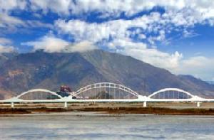青藏鐵路重點工程——拉薩河特大橋