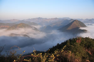 征村鄉（圖）薄霧中的山脈