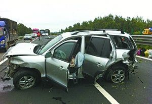 事故車輛照片，車前後兩個輪胎都已爆胎變癟