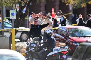 1月8日，警察聚集在美國亞利桑那州圖森市的槍擊案現場。新華社/美聯