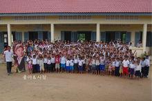 金俊秀在高棉捐建的學校