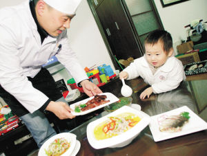 某家庭長期約“廚師上門”服務，保證孩子飲食搭配營養均衡