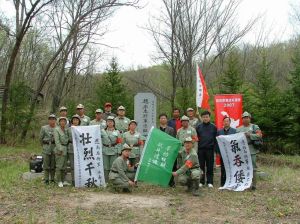 （圖）馮仲雲同志墓碑悼念活動