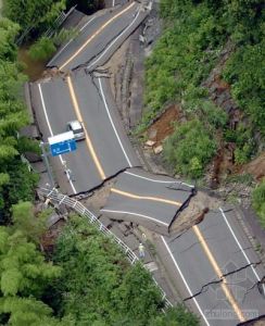 堅硬的公路地震後猶如被強力扯斷