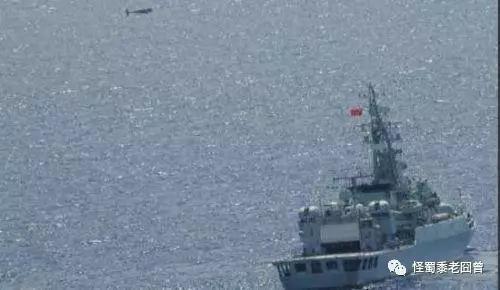 日本海上自衛隊拍攝的中國海軍053H3型護衛艦釋放無人機