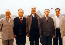 馮征（左2）與老同志在天安門廣場合影