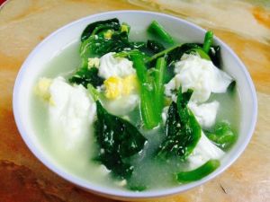 雞蛋肉片滾野莧菜湯