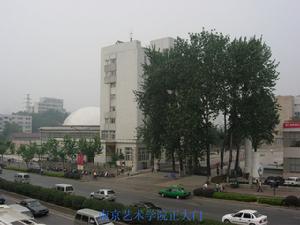 岳小東