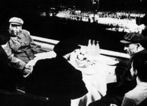 1971年5月1日，林彪姍姍來遲，坐了幾分鐘便不辭而別。這是當晚留下的惟一一張“正副統帥”在同一畫面中的照片