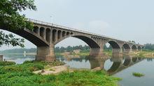 流經安陸府城的府河（圖上部為老府河大橋）