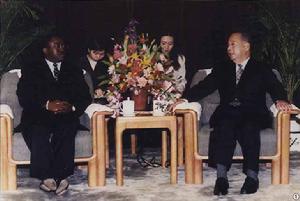 1999年11月23日，尉健行會見來訪的赤道幾內亞民主黨副總書記坎迪多·穆阿特特馬·里瓦斯。