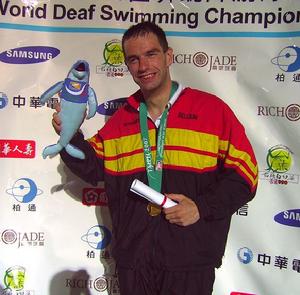 艾德安生（Koen Adriaenssens）是其中一位包辦參賽國所有獎牌的選手。