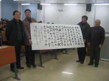趙志剛、王景澤展示林學院書法家王治衡作品