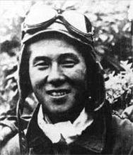 1942年8月左右，穿著飛行裝備的笹井醇一