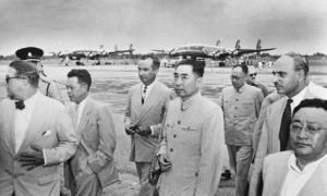 圖為1955年4月16日上午，周恩來總理乘專機抵達新加坡加冷機場。