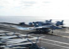 一架F/A-18F戰鬥機降落在里根號上