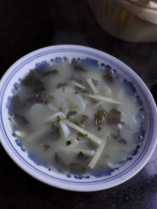 雪菜冬筍絲年糕湯