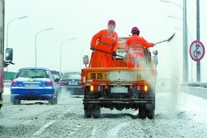 融雪劑已經成為解決雪天交通問題的“速效藥”。