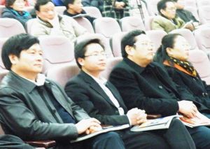 左1揚州市國土資源局局長徐洪喜、左2王偉、左3 揚州市副市長陳揚、左4論壇執行主席鄭涵宴