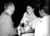 在長沙的毛澤東主席會見馬科斯總統夫人伊梅爾達。毛澤東以驚人的反應，超越正常的中國人握手禮節，對夫人行了個吻手禮。夫人高興
