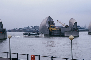 防衛英國倫敦免於暴潮攻擊的泰晤士河防潮閘，平時全景