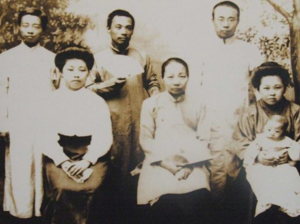  1912年周家合影，後排左為周建人、右為周作人，前排左起：羽太芳子(周建人妻子)、周母魯瑞、羽太信子(周作人妻子，懷抱的嬰兒是周作人長子周豐一）