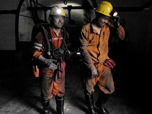 10月16日 兩名救援人員從礦井走出