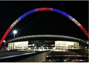 11月13日，英國溫布利球場亮起法國國旗的顏色，法國國家隊原定17日在此與英國足球隊進行兩國友誼賽