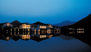 度假村夜景——名垂千古的《富春山居圖》中優美景致，今日在獨一無二的休憩天地富春山居度假村於原址終於再現。